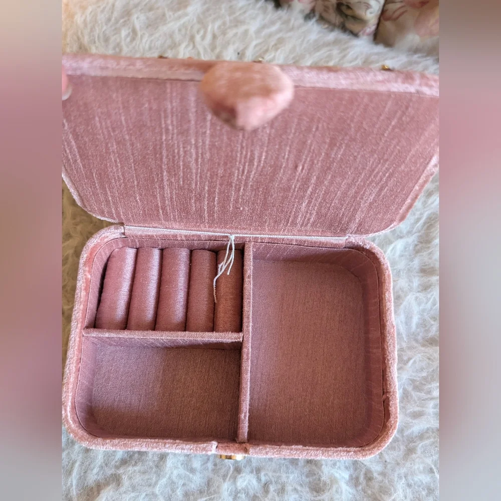 Floral Embroidered Card Holder in Pink